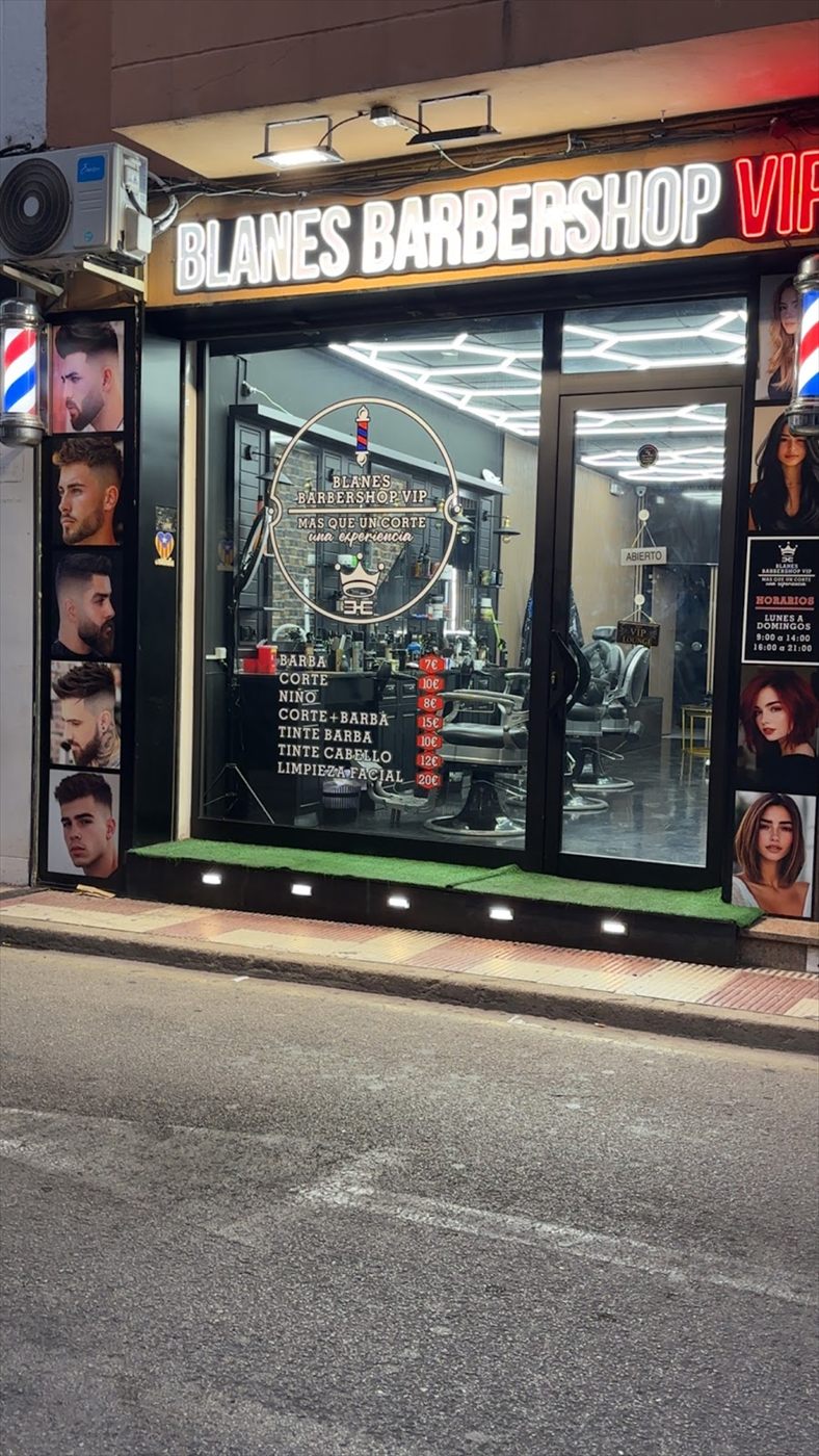 Fachada de Barbershop Blanes ViP con postes de barbero
