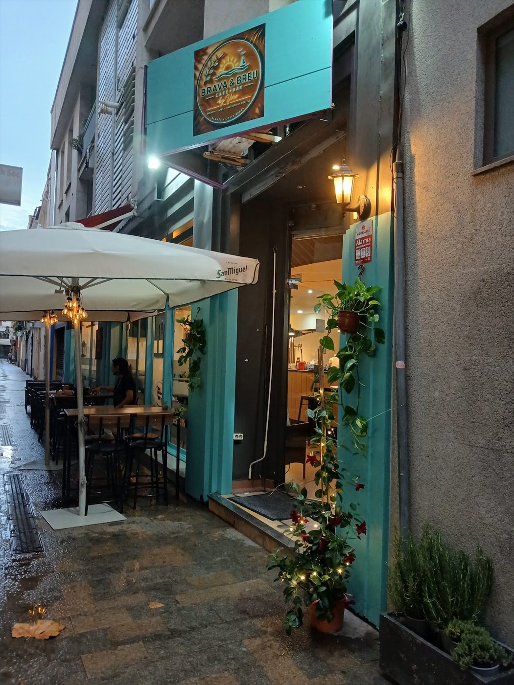 La fachada turquesa de Brava & Breu Café