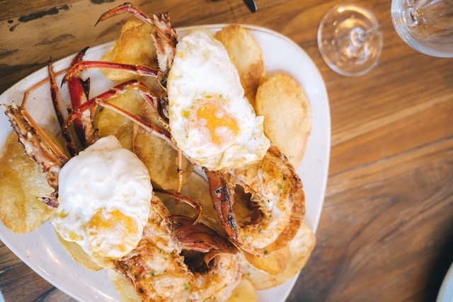Huevos estrellados con bogavante