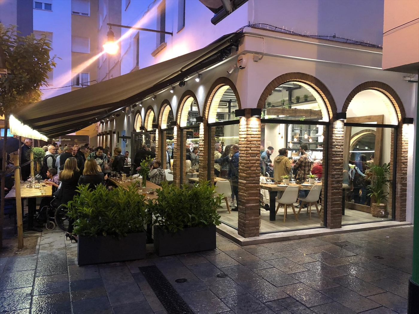 La terraza de Decler bajo los arcos, de noche