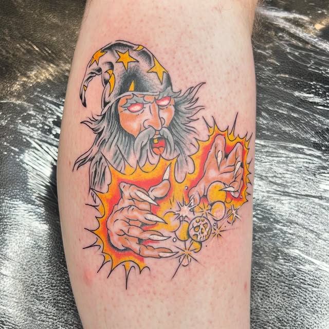 Tatuaje tradicional de un mago con bola de fuego