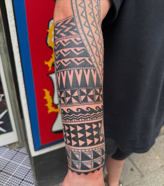Manga tribal ornamental en blackwork