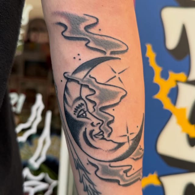 Luna con humo en blackwork