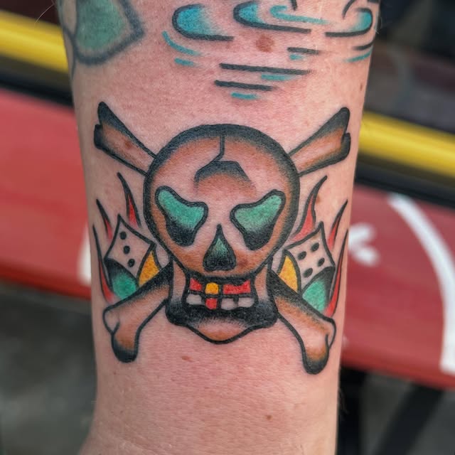 Calavera con huesos, dados y llamas