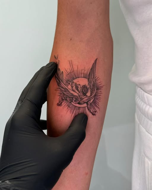 Tatuaje de ángel con sol en fine line