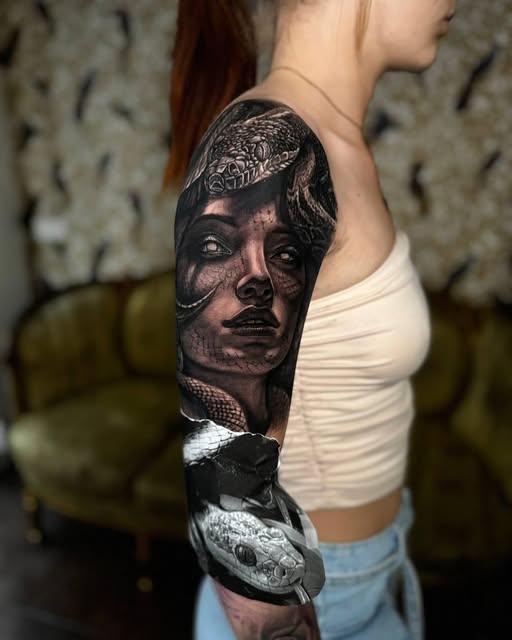 Tatuaje realista de Medusa en el brazo