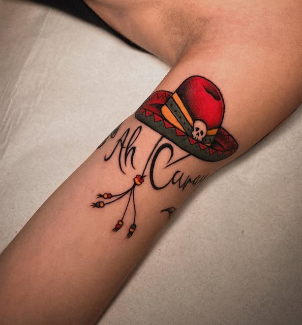 Tatuaje de sombrero mexicano a color
