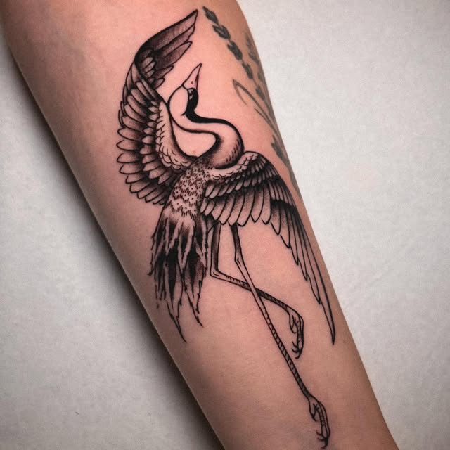 Tatuaje de grulla en blackwork
