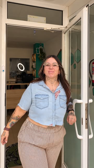 Tatuadora de Kova en la puerta del estudio