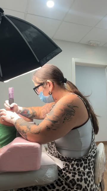 Sesión de tatuaje en Kova
