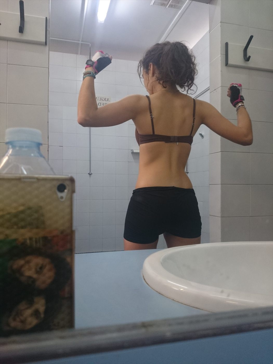 Naty entrenando espalda frente al espejo