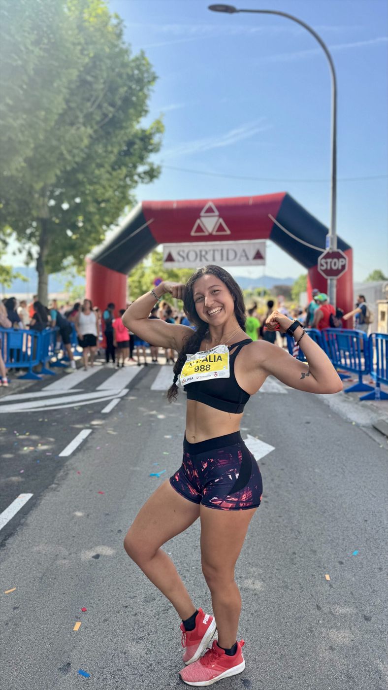 Naty en la meta de una carrera