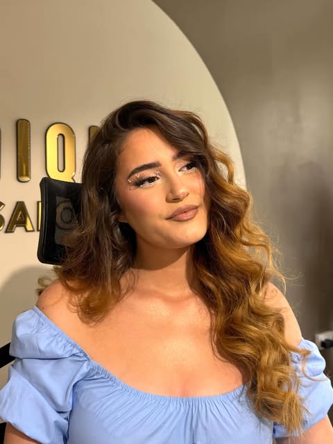 Maquillaje con strass y ondas