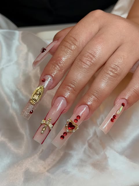 Uñas largas con pedrería roja y dorada