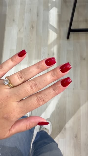 Uñas rojo cereza