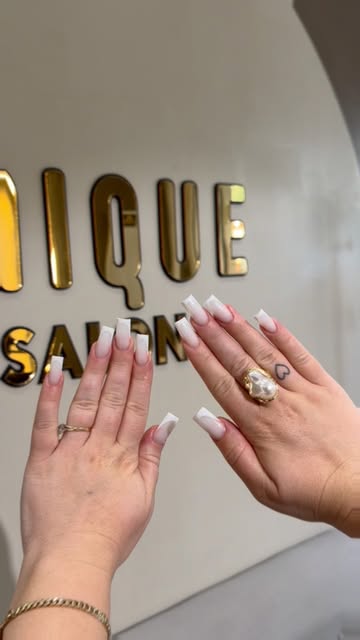Francesa blanca con rótulo dorado