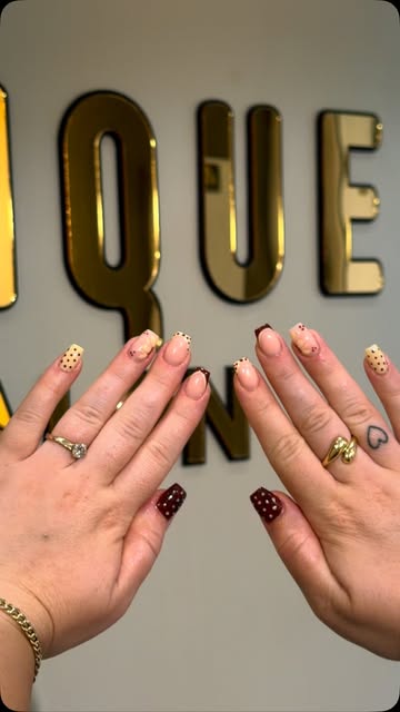 Uñas con topitos granate y crema