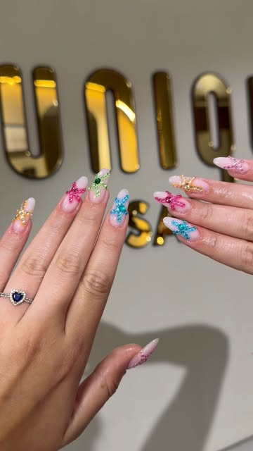 Nail art de estrellas de mar con pedrería de colores